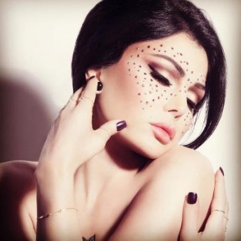هيفا وهبي تشجع الرسامين على طريقتها..بالصورة هيفا وهبي تشجع الرسامين على طريقتها..بالصورة