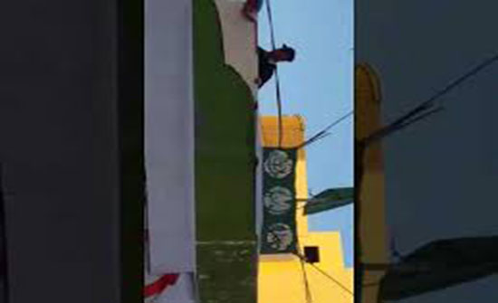 (فيديو) فتح بغزة تمزق لافتات تطالب برحيل الرئيس