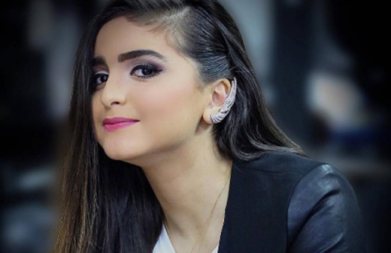 خلف الكواليس.. حلا الترك تقبل ولداً!