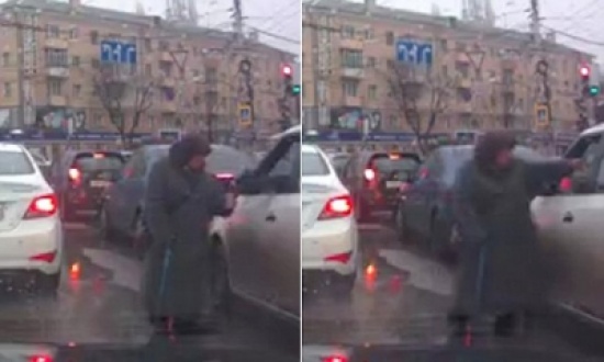 شاهد.. متسولة ترمي النقود بوجه سائق سيارة