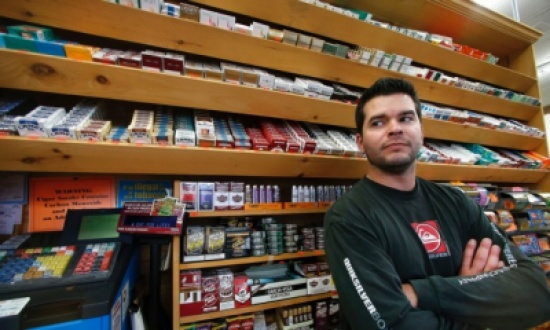 الحبس 6 شهور لمن يعرض منتجات التبغ بشكل مخالف