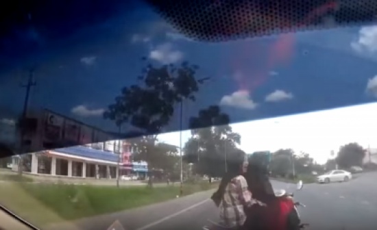 ‏فيديو: فتاتان على ⁧‫دراجة نارية‬⁩ تتعرضان لحادث تسبب بمقتل إحداهما