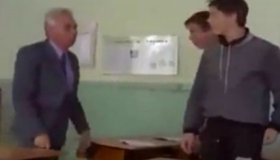 فيديو: طالب يلقن معلم علقة ساخنة داخل الفصل فيديو: طالب يلقن معلم علقة ساخنة داخل الفصل