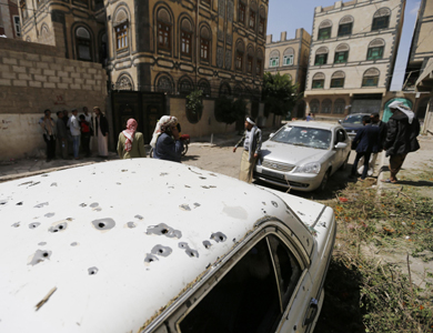 حوثيون يقصفون مبنى التلفزيون بصنعاء لليوم الثالث على التوالي حوثيون يقصفون مبنى التلفزيون بصنعاء لليوم الثالث على التوالي