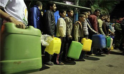 80% من الحياة توقفت: طوابير حول محطات الوقود يتخللها ضرب بالعصي في غزة