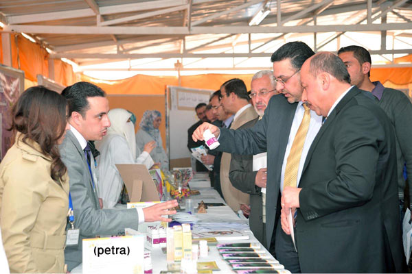 خيمة صيدلانية في جامعة التكنولوجيا