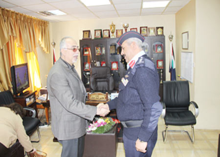 رئيس جامعة عجلون الوطنية يكرم مدير الشرطة في عجلون