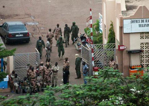 انقلاب بمالي يطيح بحكم الرئيس أمادو توريه