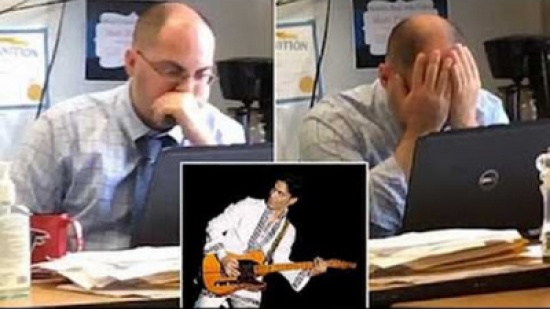 شاهد.. رد فعل معلم بعد معرفته بوفاة المطرب برينس