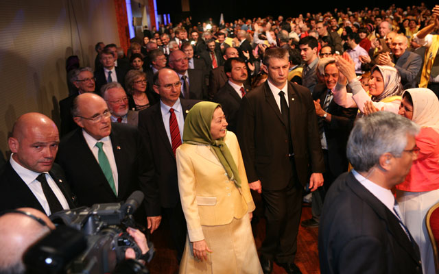 رجوي : الحل الوحيد لتغيير نظام الملالي هو ثورة الشعب الإيراني والمقاومة الإيرانية 