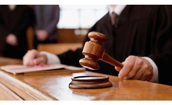 اسناد 4 تُهم لشخص حاول حرق قاضي بمحكمة صُلح الوسطية