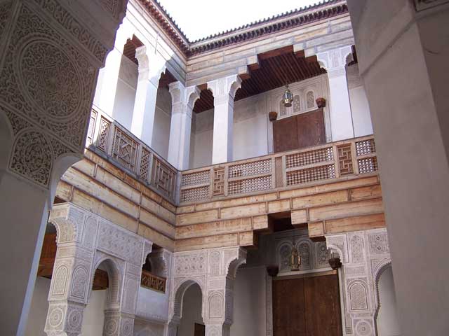 عارضة ايطالية تقوم بحركات جنسية بجانب آيات قرآنية في المغرب عارضة ايطالية تقوم بحركات جنسية بجانب آيات قرآنية في المغرب