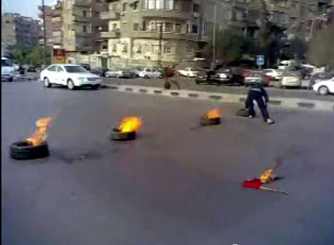 شباب الكورد يغلقون اوتستراد الفيحاء ويعدون بمحاربة الاسد ( 3 فيديوهات )