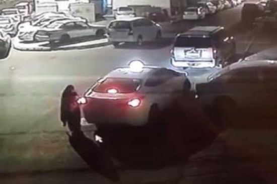 شاهد.. ماذا تركت هذه المرأة بجوار صندوق النفايات ليلًا وأسرعت هاربة؟ شاهد.. ماذا تركت هذه المرأة بجوار صندوق النفايات ليلًا وأسرعت هاربة؟