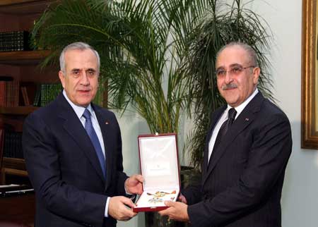 الرئيس اللبناني يمنح السفير الاردني وسام الارز الوطني 