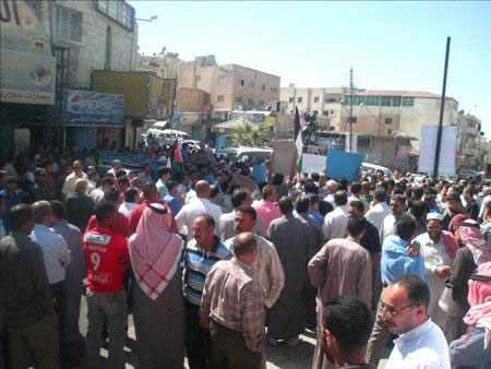 مسيرة في الكرك الجمعه بعنوان "  لا امتيازات ولا جوازات " 