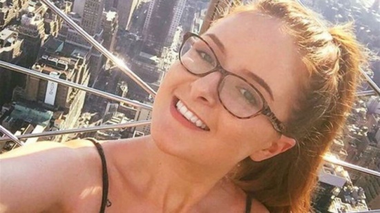 بالصورة: شابة اقتلعت قرنية عينها بسبب العدسات اللاصقة!