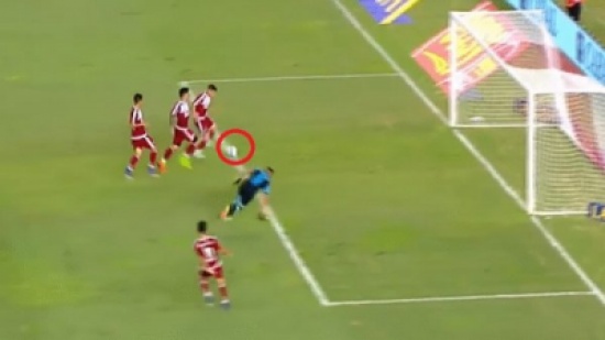 بالفيديو.. حارس أرجنتيني يصبح حديث العالم بعد تصديه لهذه الكرة!