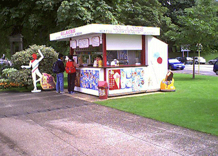 أصحاب أكشاك في عجلون يحتجون على رفع رسوم التراخيص 