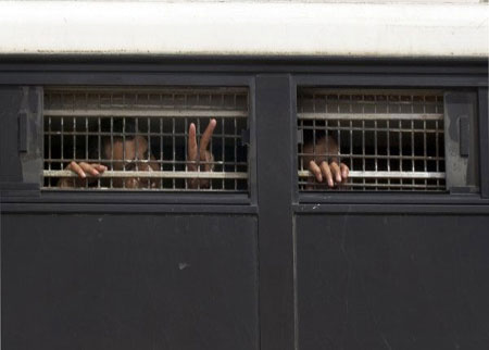 إصابة عشرات الأسرى الفلسطينيين بالضرب داخل سجن "نفحة"