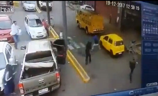 بالفيديو: عملية سرقة موثّقة.. على طريقة أفلام "الأكشن"! بالفيديو: عملية سرقة موثّقة.. على طريقة أفلام "الأكشن"!