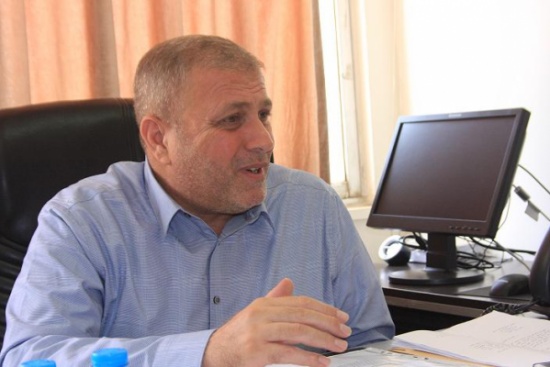 النائب عطية يطالب بالسماح لأبناء قطاع غزة العمل في المهن كافة