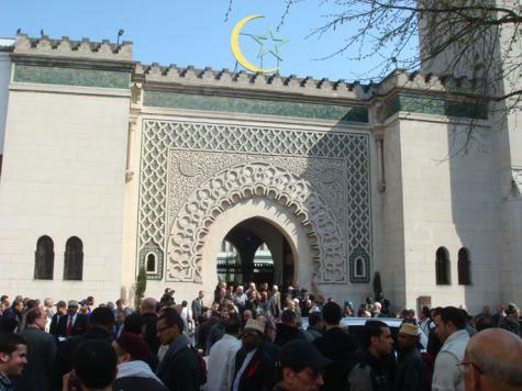 فرنسا تطرد أئمة وناشطين إسلاميين