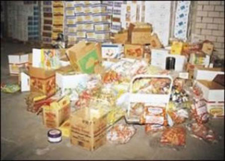 اتلاف 8 أطنان من المواد التموينية منتهية الصلاحية بالكرك 