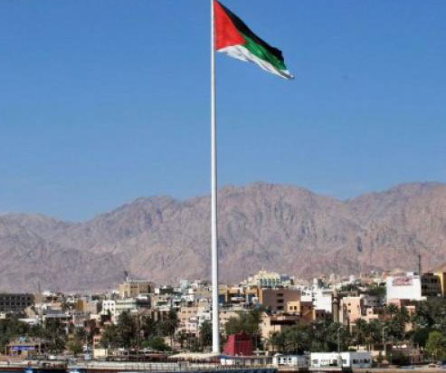 عمال الوطن في  شركة تنظيف العقبة  ينفذون وقفة احتجاجية 