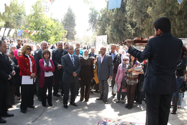 تحول الحرم الجامعي لمسرح كبير 