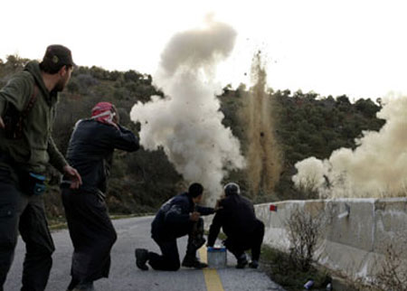 صحيفة: دول الخليج المعادية لنظام  لاسد تتحرك سراً لتقديم دعم مباشر لمعارضيه