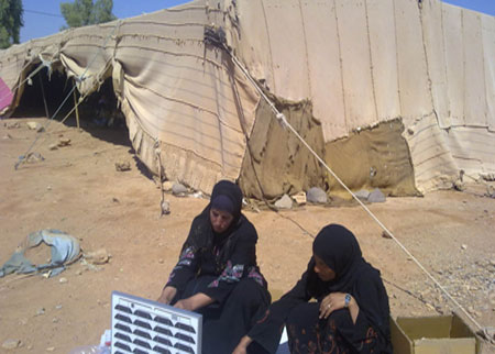 سيدة اردنية تجمع خيوط شمس الصحراء لتنير لياليها    