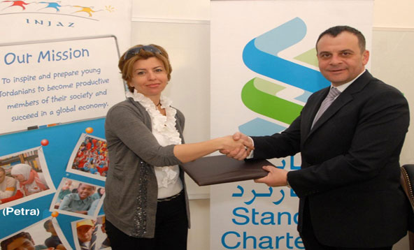 ستاندرد تشارترد يدرب الطلبة المكفوفين على برنامج شركة في إنجاز 