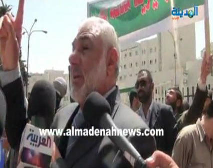 خطبة عقل والكفاوين في ساحة مسجد الجامعة وزوبعة عرض الحكومة 20 مقعدا نظير قبول الأخوان بقانون الإنتخاب ( فيديو ) خطبة عقل والكفاوين في ساحة مسجد الجامعة وزوبعة عرض الحكومة 20 مقعدا نظير قبول الأخوان بقانون الإنتخاب ( فيديو )