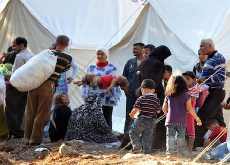 مساعدات عينبة ونقدية للاجئين السوريين بالمفرق