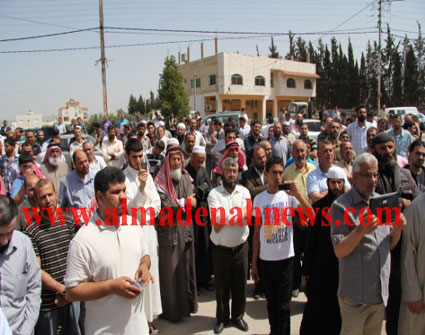 اعتصام اهالي الرمثا قبالة المتصرفية احتجاجا على تهجم عائلة متشيعة على شهيد سوري ( شاهدوا الصور والفيديو ) اعتصام اهالي الرمثا قبالة المتصرفية احتجاجا على تهجم عائلة متشيعة على شهيد سوري ( شاهدوا الصور والفيديو )