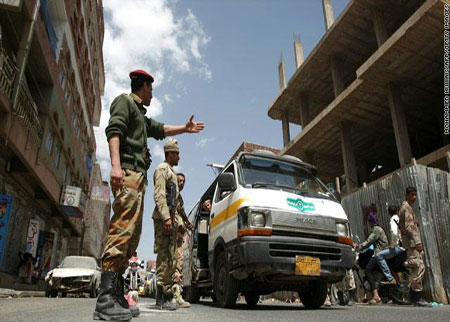 إغلاق مطار صنعاء بعد تهديد الأحمر بقصف الطائرات