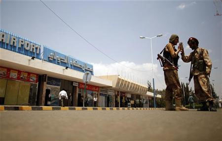 اعادة فتح المطار الرئيسي في اليمن بعد قيام مؤيدين لصالح باغلاقه