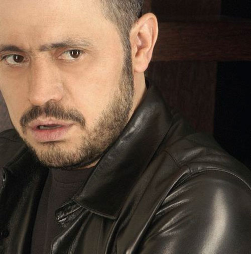وسوف يدفع ثمن تأييده للأسد وينضم إلى لائحة العار وسوف يدفع ثمن تأييده للأسد وينضم إلى لائحة العار