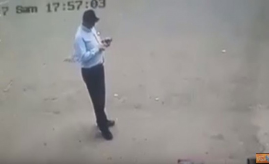 بالفيديو....لحظة سرقة هاتف محمول من يد صاحبه في وضح النهار