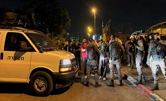 الاحتلال يخلي حي الشيخ جراح من المتضامنين بالقوة الاحتلال يخلي حي الشيخ جراح من المتضامنين بالقوة