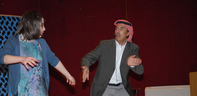 عرض مسرحية تنبذ العنف المجتمعي على مسرح الكرامة في الجامعة الهاشمية