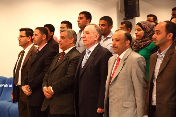 جيولوجيون يؤدون اليمين القانونية 