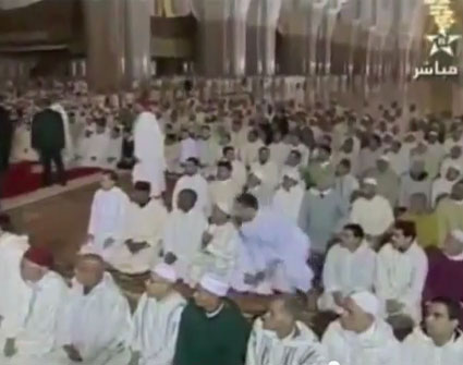 شاب مغربي يحاول الهجوم على الملك محمد السادس اثناء صلاة الجمعة ( شاهدوا الفيديو ) شاب مغربي يحاول الهجوم على الملك محمد السادس اثناء صلاة الجمعة ( شاهدوا الفيديو )