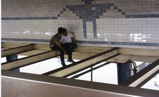 خاطر بحياته لإنقاذها.. فهل نجح؟! خاطر بحياته لإنقاذها.. فهل نجح؟!