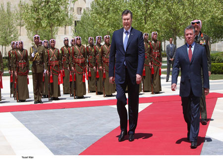 الملك يقيم مأدبة عشاء تكريما للرئيس الاوكراني  ( صور )