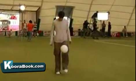 ريكاردو كاكا يلعب بكرتين فى نفس الوقت