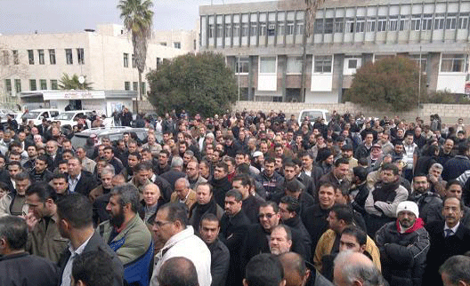 موظفو الفئة الثالثة في تربية المزار الجنوبي يعتصمون لتحسين اوضاعهم المعيشية