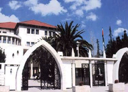 العشرات من موظفي الأمانة يعتصمون امام رئاسة الوزراء 