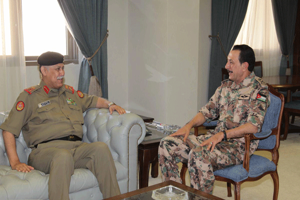 رئيس هيئة الاركان يلتقي وفدا كويتيا  